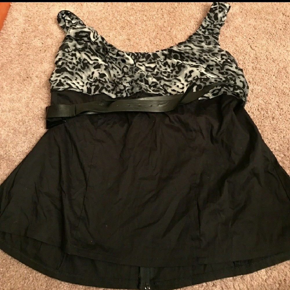 Flattering leopard tank/ dress shirt
